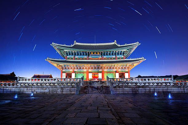 Cung điện Gyeongbokgung giữa hàng cây lá đỏ