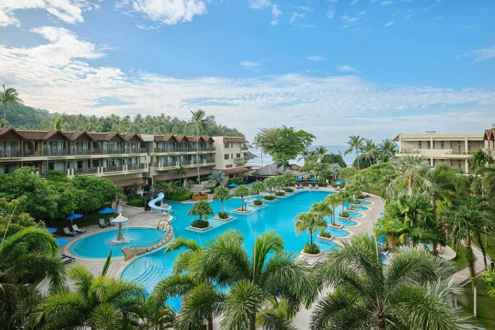 Hồ bơi resort nhìn ra biển